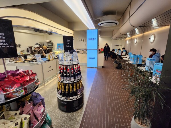 - 매장 테이블은 넉넉하진 않다