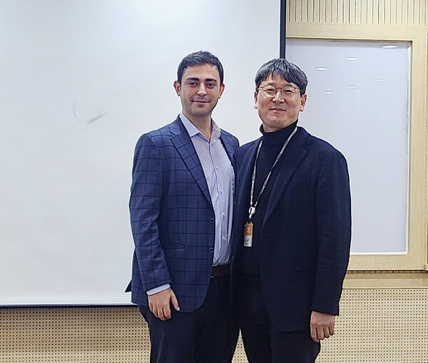 노블군리르의 데니스칸 우찬 대표와 엠스토리허브 이기수 대표(오른쪽)