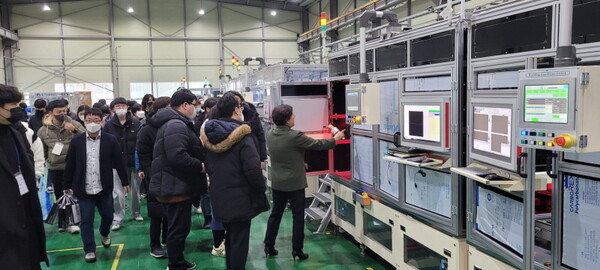 학생들이 스마트팩토리를 공정을 만드는 현장을 방문했다. 사진=영일엔지니어링