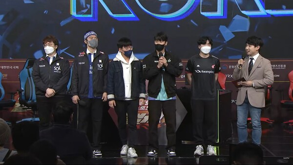 - 한국팀 (좌측) 무릎, 샤넬, 물골드, 전띵, 울산 선수