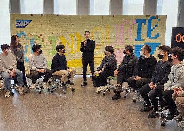 김세규 대표(가운데)가 디자인씽킹 워크숍에서 강연하고 있는 모습. 사진=비브스튜오스