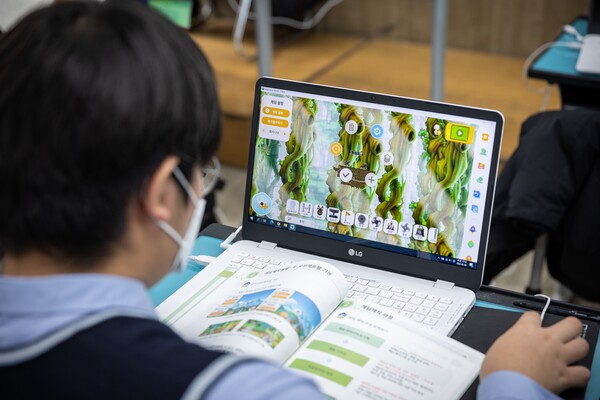 ‘디지털 새싹 캠프’에 참여하고 있는 아산중학교 학생