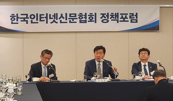 이의춘 인신협 회장-김관영 지사-김능구 인신협 정책위원장(왼쪽부터). 사진=박명기