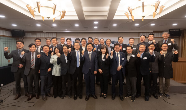 포럼 이후에 한국인터넷신문협회 참석자와 단체사진을 찍었다. 사진=한국인터넷신문협회