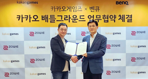 카카오게임즈 김상구 본부장(왼쪽)과 벤큐코리아 소윤석 지사장이 카카오 배틀그라운드 관련 업무 협약을 맺었다.