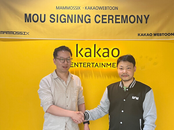 맘모식스 유철호 대표(오른쪽)와 카카오엔터테인먼트 태국법인 현양원 법인장이 웹툰 IP 활용 협약을 맺었다.