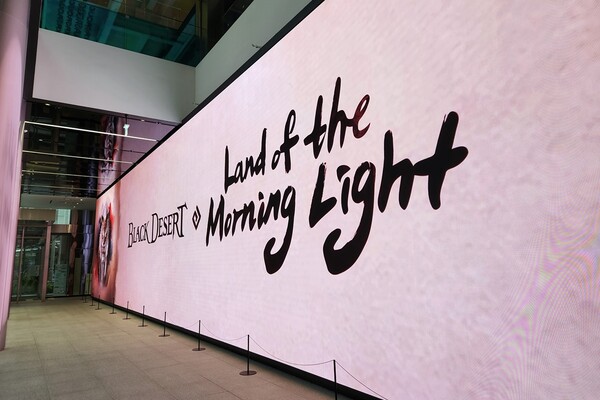 - 1층 거대 미디어월에서 검은사막 '아침의 나라'가 반겨준다