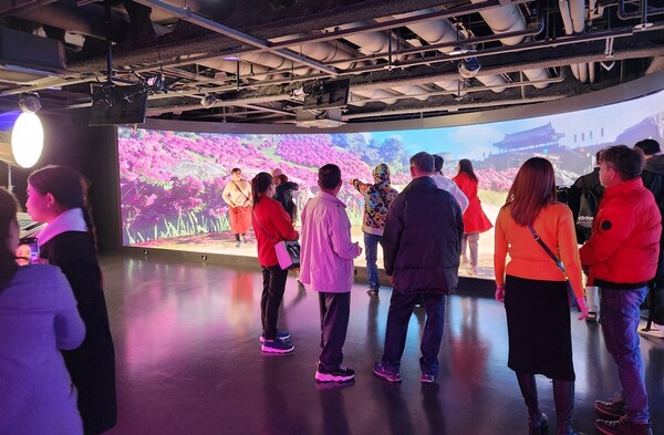 - 아름다운 검은사막 풍경을 배경으로 한 포토존은 외국인 관광객으로 붐볐다