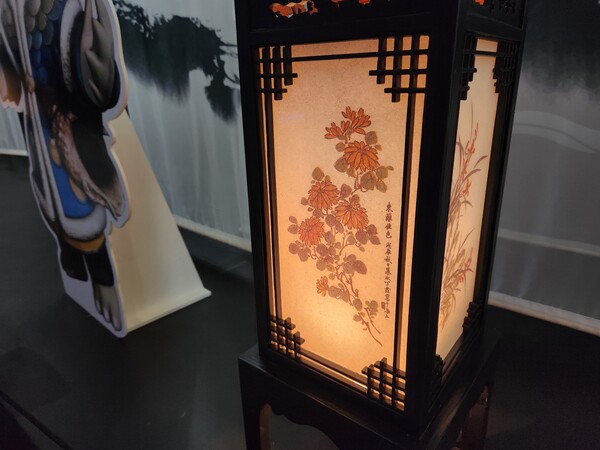 - 소품 디테일 하나하나가 예술이다