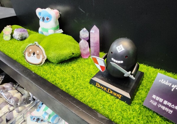 - 그립톡과 플라스틱 흑정령 피규어 