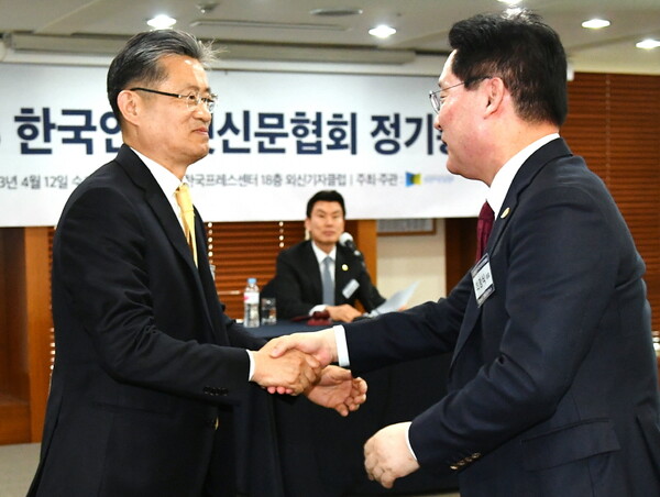 제12대 한국인터넷신문협회 이의춘 회장과 최정식 대표가 악수를 나누고 있다. 사진=한국인터넷신문협회