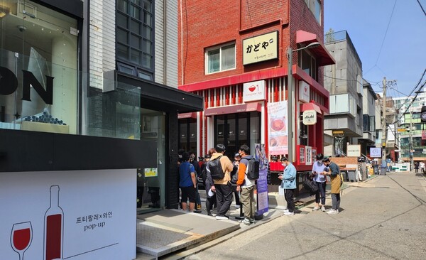 - 예약제임에도 불구하고 오픈 시간에 맞춰 대기 중인 유저들