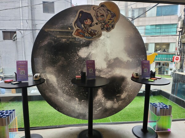 - 달을 배경으로 깜찍한 SD 캐릭터가 눈에 띈다