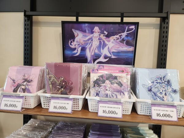 - 아크릴 스탠드도 판매 중이다