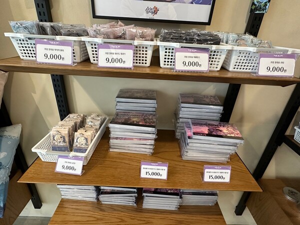 - 아래쪽 엽서 세트가 눈에 띈다