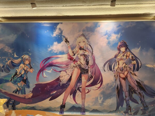 - 매장 벽에 전시된 일러스트