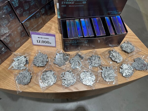 - 랜덤 메탈 뱃지