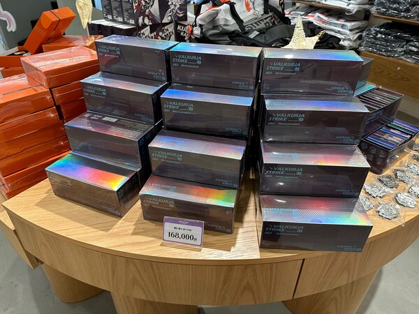 - 메탈 뱃지는 세트로도 판매 중이다