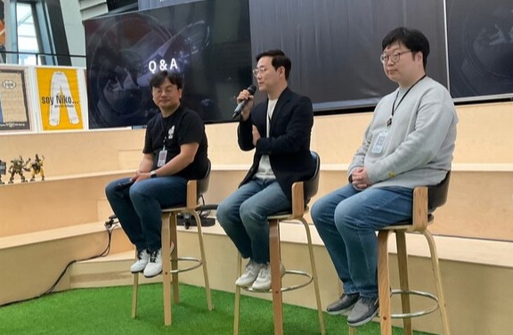 - 스페이스 기어즈 관련 질의응답 중인 이 총괄 PD, 함 대표, 신 PD