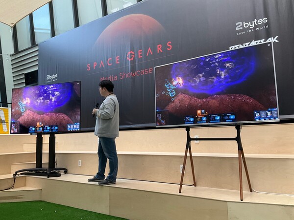 - 스페이스 기어즈 시연을 선보이는 중인 신 PD