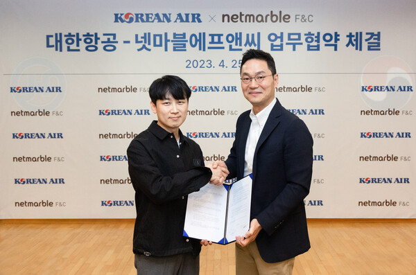 넷마블에프앤씨 서우원 대표(왼쪽)와 대한항공 장성현 부사장이 업무 협약을 체결했다.