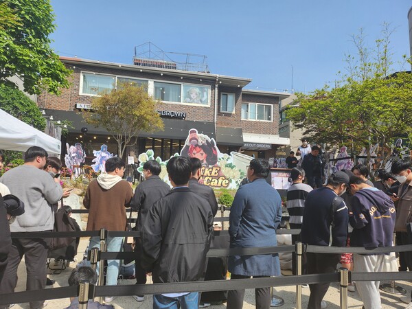 - 오픈 시간 한참 전인 10시부터 이미 대기가 꽉 찬 상태