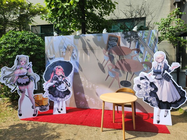 - 야외 테이블도 마련되어 있다