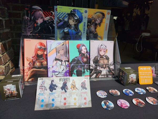 - 야외에 전시된 굿즈를 1층 굿즈 샵에서 구매 가능하다