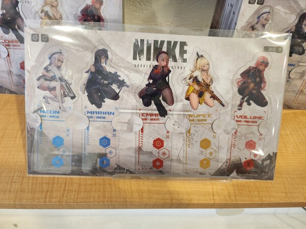 - 1층 굿즈 샵에 진열된 아크릴