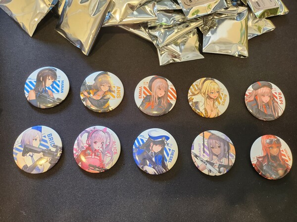 - 핀 뱃지 생각보다 더 예쁘게 나와서 놀랐다