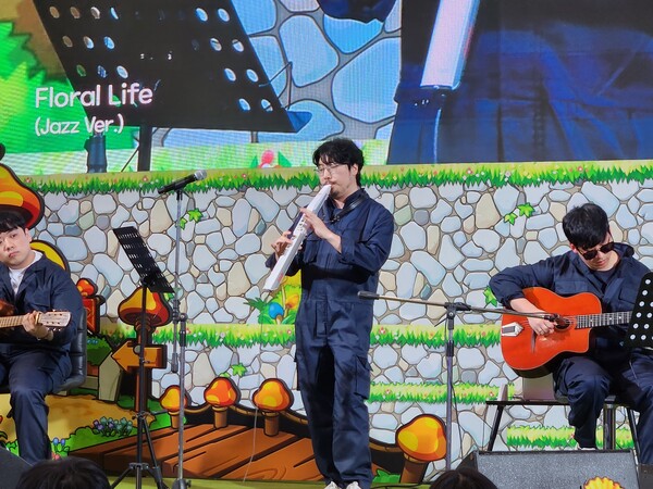 - 밴드에서 '이위'를 연주하는 조매력 