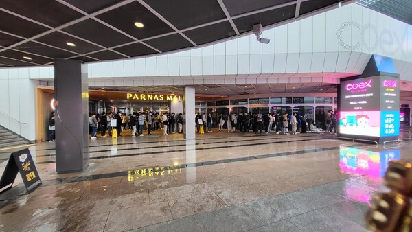 - 이른 아침부터 줄을 서있는 붕괴 스타레일 개척자들