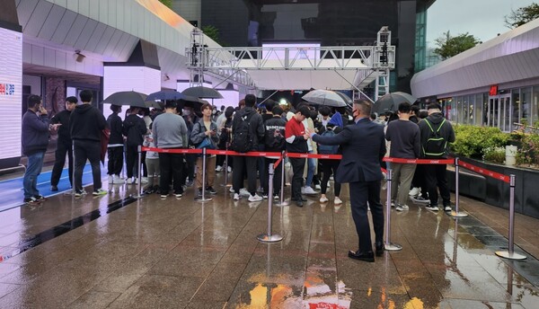 - 대기열로 입장하는 객척자들