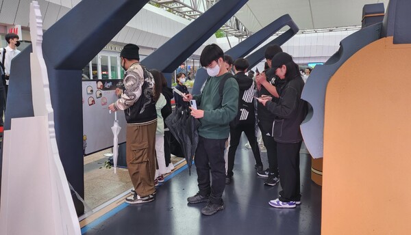 - 방명록에 메시지를 남기는 개척자들