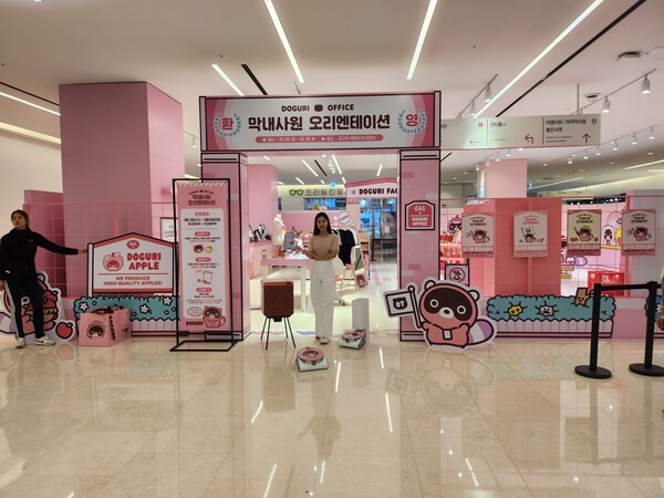 - 오픈 전 한참 사진을 찍고 계시던 모델분