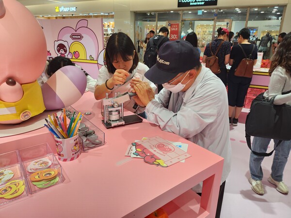 - 할아버지도 열심히 제품 생산 중이시다