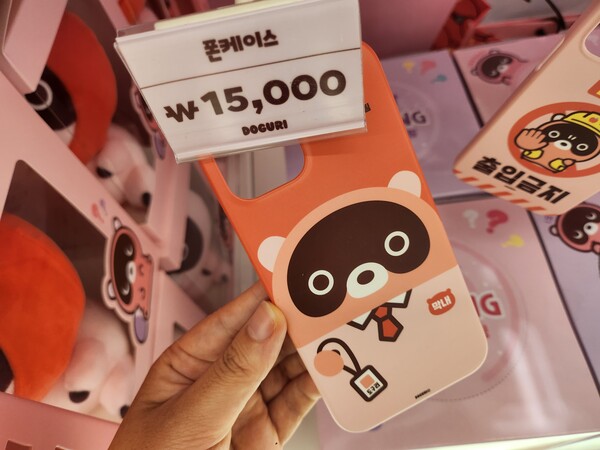 - 폰 케이스는 주문 제작 후 배송된다