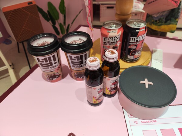 - 판매 중인 도구리 상품이 진열되어 있다