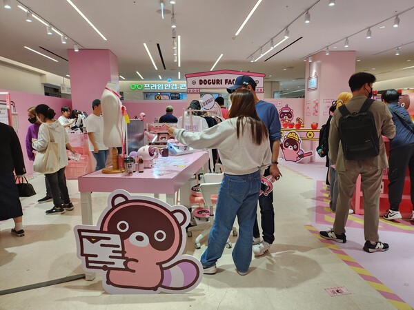 - 기자가 수료를 마치자 더 많은 인파가 몰려왔다