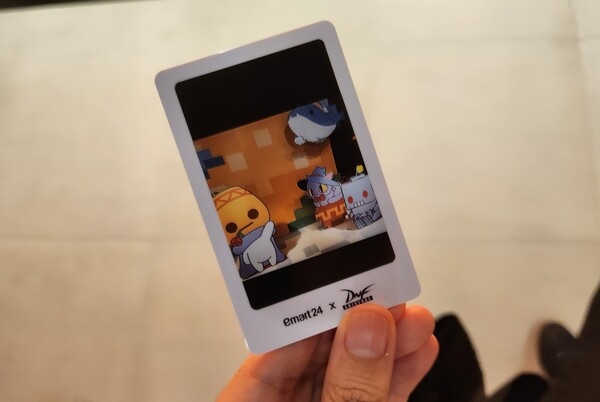 - 포토카드 실물 샷은 요런 느낌!