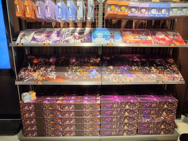 - 굿즈는 같은 상품 당 2개까지 구매 가능