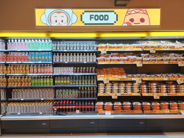 - 컬래버레이션 메뉴는 물론 음료까지 판매한다