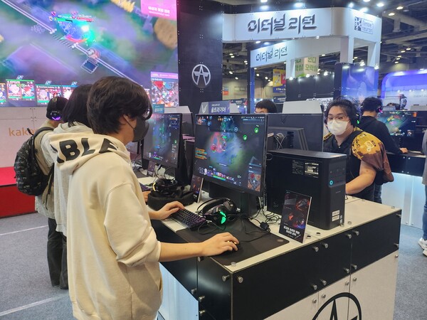 - 시연 부스에서 튜토리얼 체험 중인 관람객