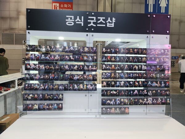 - 공식 굿즈샵에서 판매 중인 포토카드를 진열했다