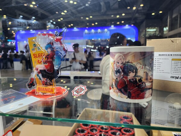 - 아크릴과 머그컵, 장패드도 판매 중이다