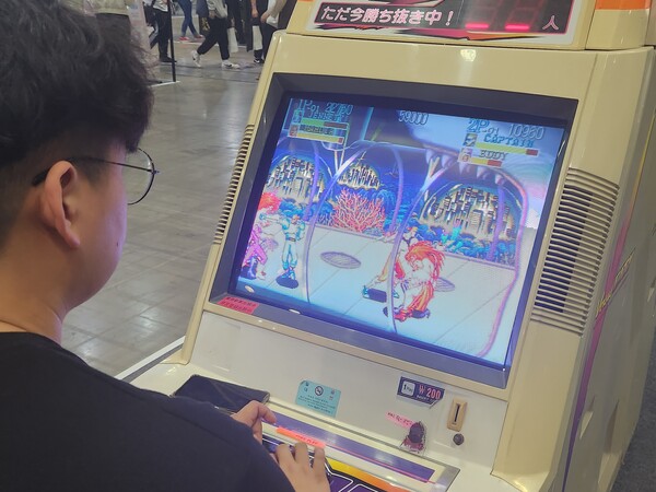 - 캡틴 코만도를 즐기는 관객 