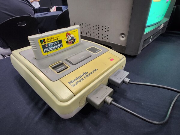 - 게임 박물관에서 볼 법한 닌텐도 슈퍼 패미콤을 실제로 즐길 수 있다 