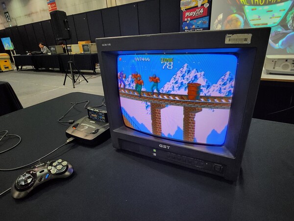 - 4대3 비율의 뚱뚱이 브라운관 TV를 그대로 가져왔다 