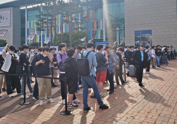 - 오전 7시 30분부터 벌써 많은 인파가 몰렸다 