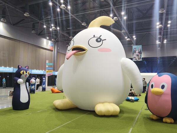 - 블루 아카이브 마스코트 페로로가 관람객을 맞이한다 